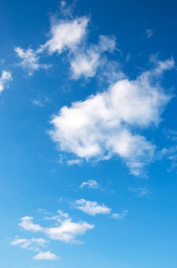 Mavi gökyüzünde beyaz bulutlar.