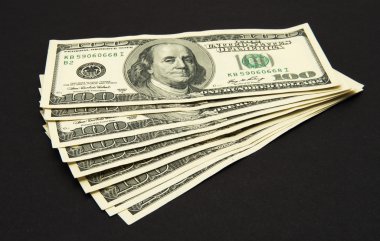 Dolar banknotlar izole siyah arka plan üzerine