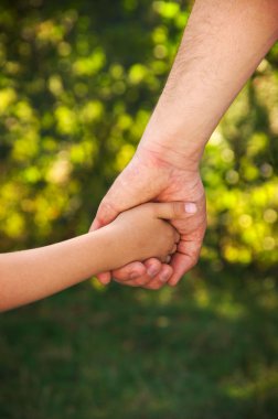 Baba kızını tutuyor.