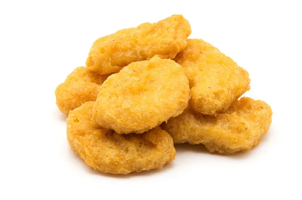 Nuggets de pollo frito aislados en blanco — Foto de Stock