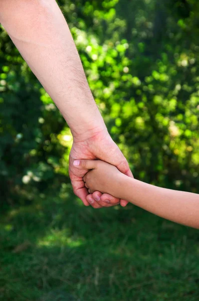 Padre sosteniendo hija mano —  Fotos de Stock