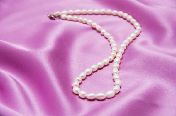 Pearls a necklace on a silk fabric — Stock Photo, Image
