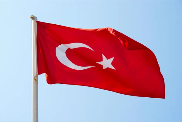土耳其国旗在蓝天飘扬 — 图库照片