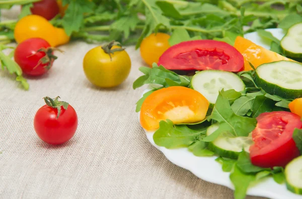 Fresh salad with tomatoes, rucola and cucumbers — Stock Photo, Image