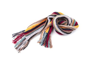 Beyaz bir arkaplanda örülmüş eşarp.