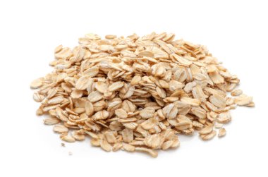 Beyaz arkaplanda yulaf ezmesi yığını