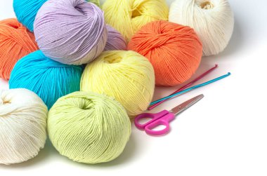 Beyazda izole edilmiş renkli iplik topları