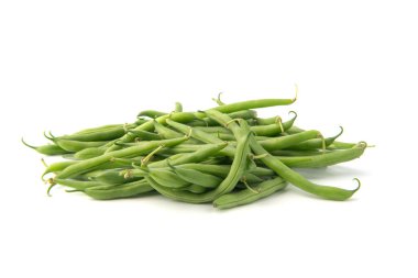 Yeşil fasulye yığını beyaz arkaplanda izole