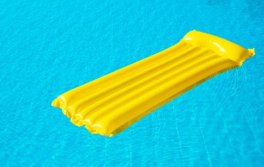 Havuzdaki Suyun Üzerinde Hava Sarı Yatak