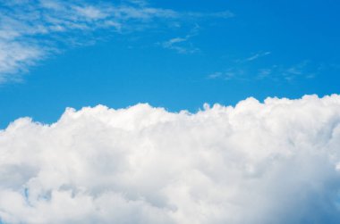 Mavi gökyüzünde beyaz bulut