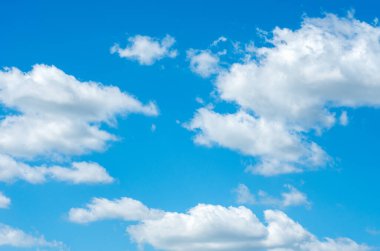 Mavi gökyüzünde beyaz bulutlar.