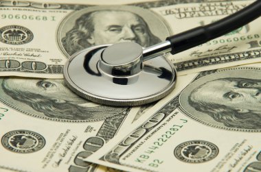 Steteskoplu bir yığın dolar.