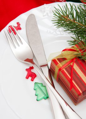 Noel süslemeleri olan Noel masası.