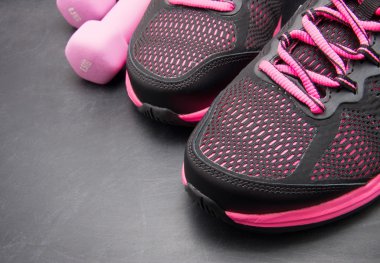 Siyah arkaplanda spor için farklı araçlar