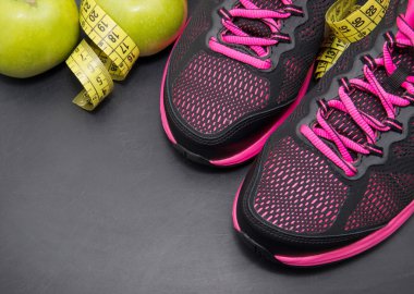 Siyah arkaplanda spor için farklı araçlar