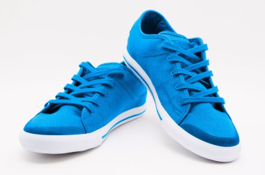 Bir çift yeni spor ayakkabı.