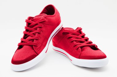 Bir çift yeni spor ayakkabı.