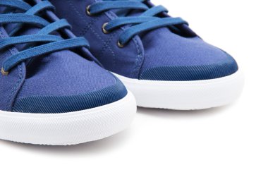 Bir çift yeni spor ayakkabı.