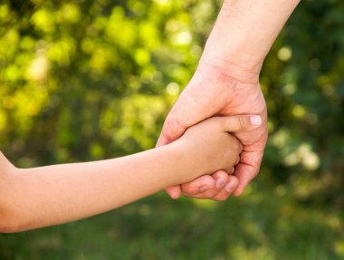 Baba kızını tutuyor.