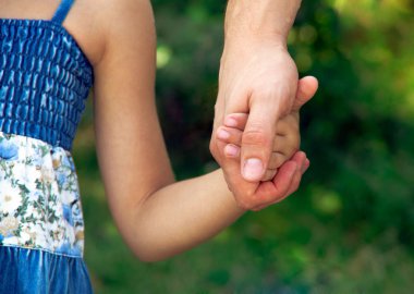 Baba kızını tutuyor.