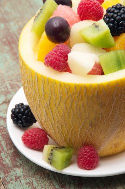 Kavunda taze meyve salatası