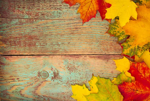 Hojas de otoño sobre fondo de madera con espacio para copiar —  Fotos de Stock