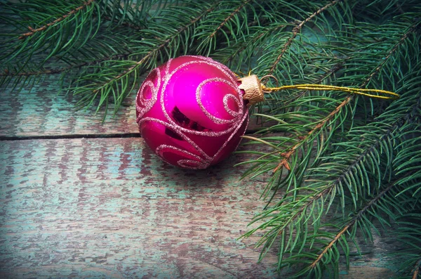 Karácsonyi labda fa háttér ágak zöld lucfenyő. — Stock Fotó