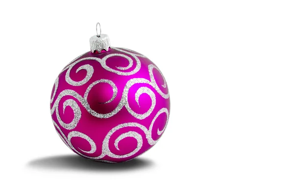 Розовый рождественский игрушечный шар, изолированный на белом фоне — стоковое фото