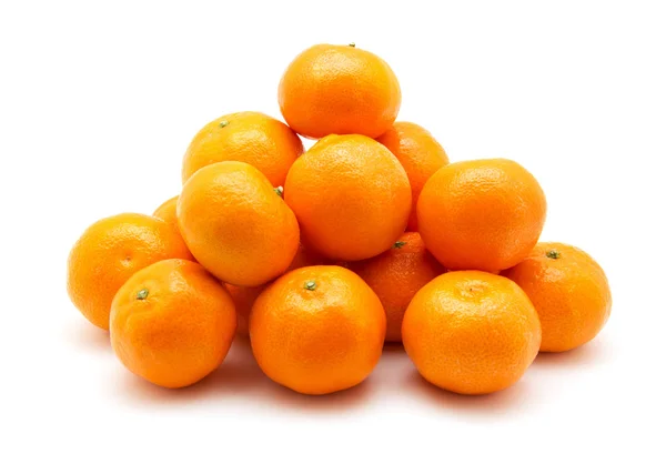 Мандарин или мандарин фрукты изолированы на белом фоне — стоковое фото