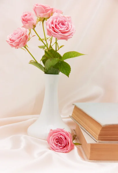 Rosas e livros antigos. Imagem tonificada — Fotografia de Stock
