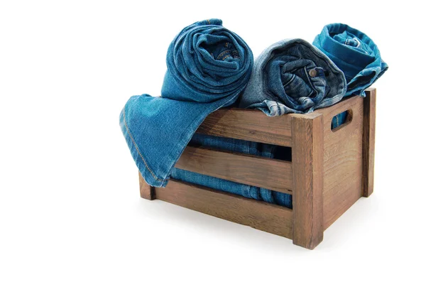 Jeans sopra vecchia scatola di legno grunge — Foto Stock