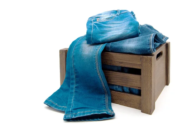 Jeans sopra vecchia scatola di legno grunge — Foto Stock