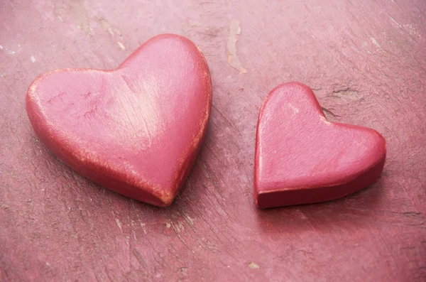 Deux cœurs rouges sur un fond en bois — Photo