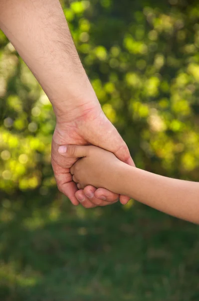 Ayah memegang tangan putrinya — Stok Foto
