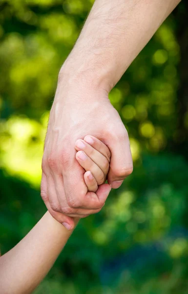 Padre sosteniendo hija mano —  Fotos de Stock