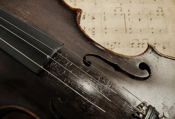 Old violin lying on the sheet of music, music concept — Stock Photo, Image