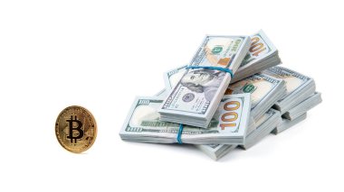 Beyaz arka plan kripto para madenciliği kavramına izole edilmiş dolar banknotlarından oluşan altın bitcoin..