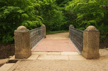 Su üzerinde taş köprü