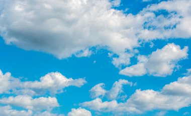 Mavi gökyüzünde beyaz bulut