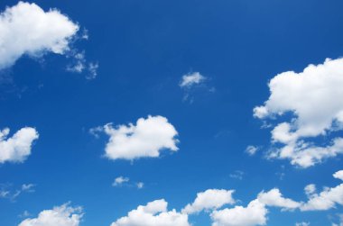 Beyaz bulutlu mavi gökyüzü arkaplanı