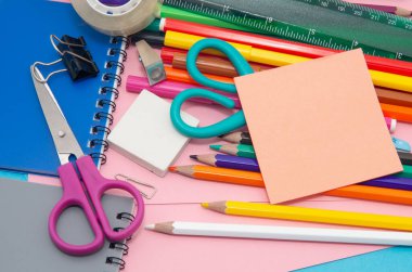 Okul malzemelerinin rengarenk çeşitliliğinin tam geçmişi