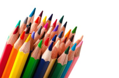 Beyaz arkaplanda renkli kalemler