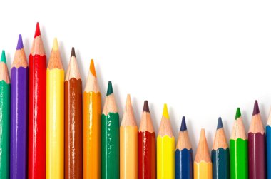 Beyaz arkaplanda renkli kalemler