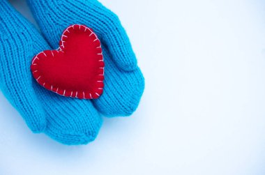 Eldivenli kadın eller, yaklaşın.