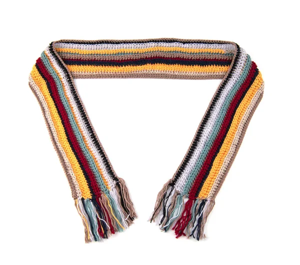 Beyaz bir arkaplanda örülmüş eşarp.