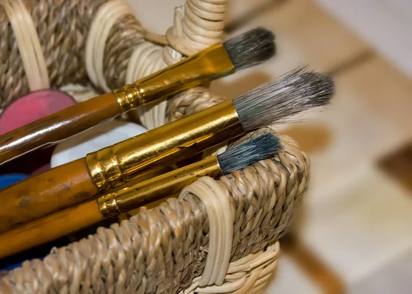 Sepet ve Boya fırçaları 