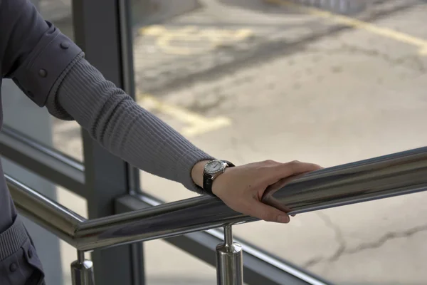 Frau liegt auf der Treppe Stockfoto