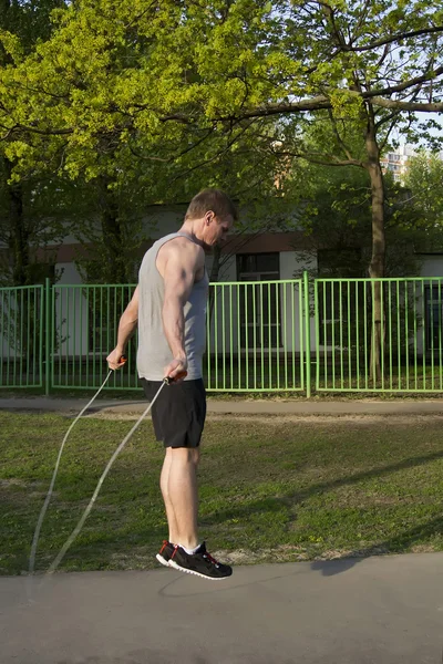 Uomo con una corda da salto — Foto Stock