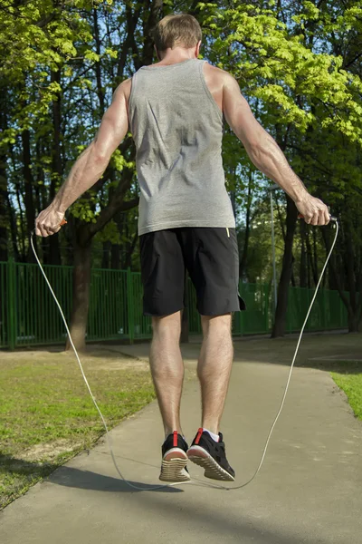 Uomo con una corda da salto — Foto Stock