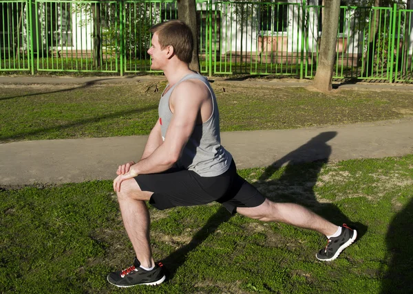 Mannen är stretching — Stockfoto